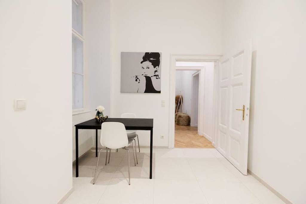 Franz 21 - Typical Viennese Apartment In The Heart Of Vienna Exterior photo