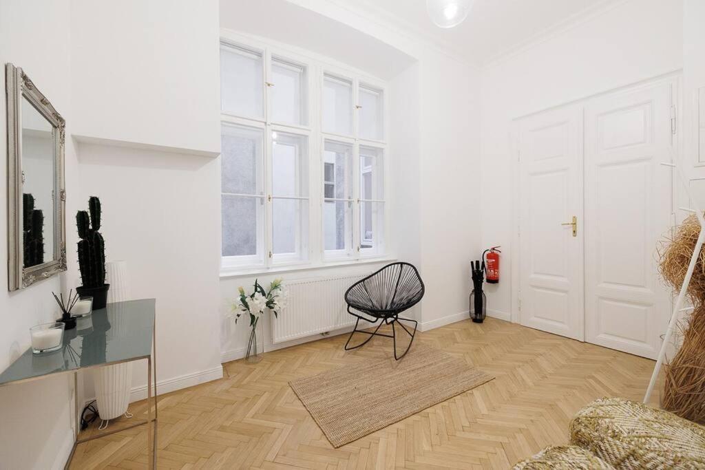 Franz 21 - Typical Viennese Apartment In The Heart Of Vienna Exterior photo